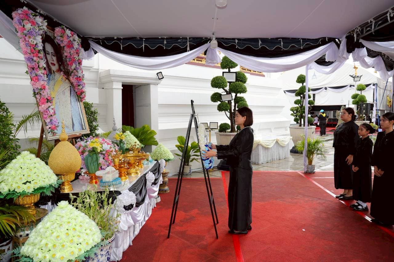 ร่วมกราบถวายบังคมพระบรมศพ สมเด็จพระนางเจ้าสิริกิติ์ พระบรมราชินีนาถ พระบรมราชชนนีพันปีหลวง — ภาพที่ 1 จาก 5