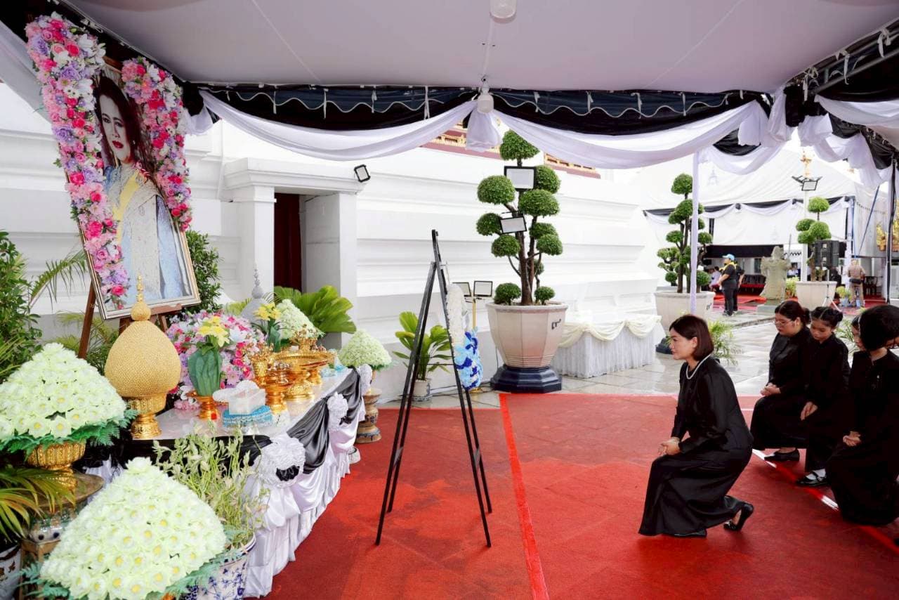 ร่วมกราบถวายบังคมพระบรมศพ สมเด็จพระนางเจ้าสิริกิติ์ พระบรมราชินีนาถ พระบรมราชชนนีพันปีหลวง — ภาพที่ 2 จาก 5