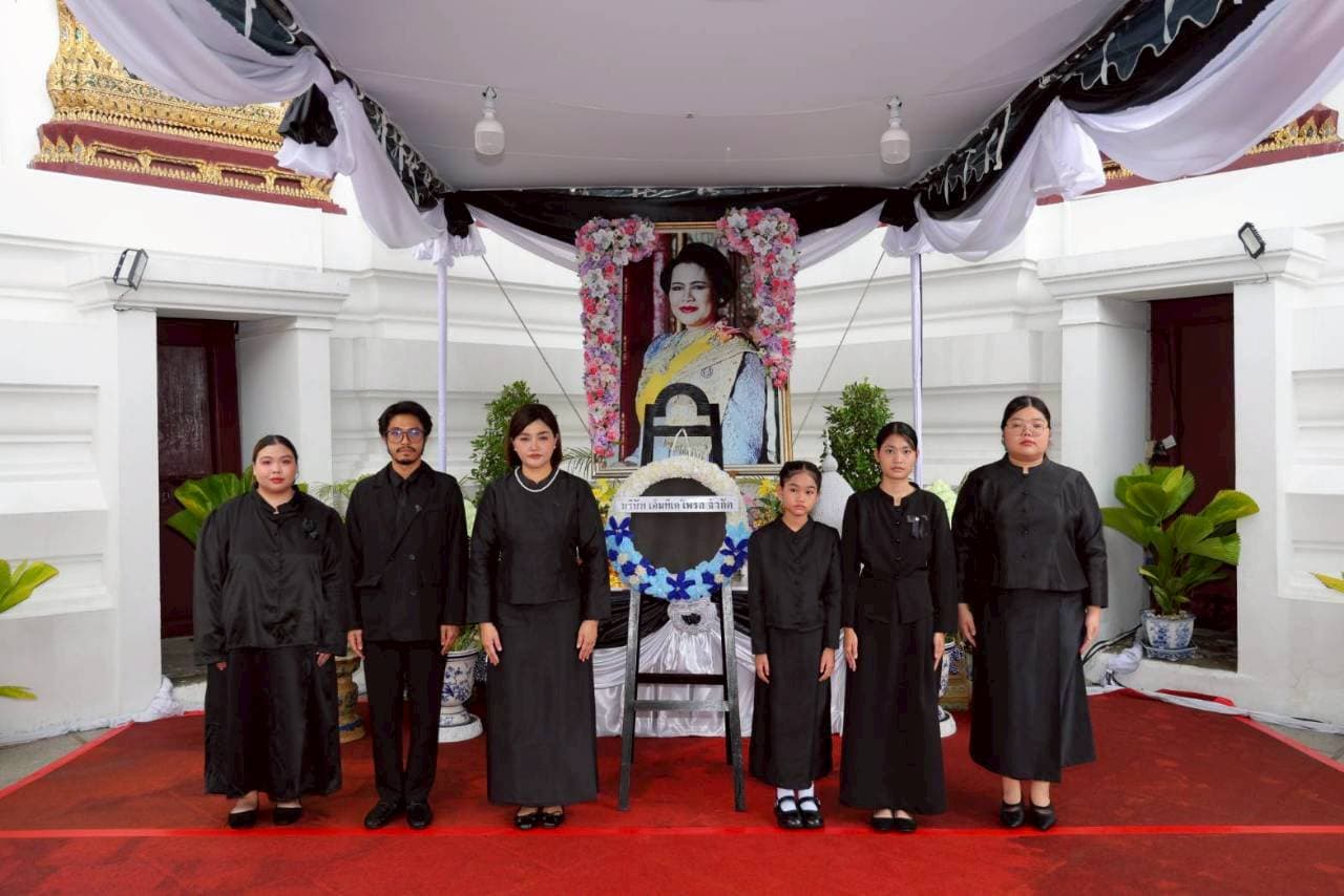 ร่วมกราบถวายบังคมพระบรมศพ สมเด็จพระนางเจ้าสิริกิติ์ พระบรมราชินีนาถ พระบรมราชชนนีพันปีหลวง — ภาพที่ 3 จาก 5