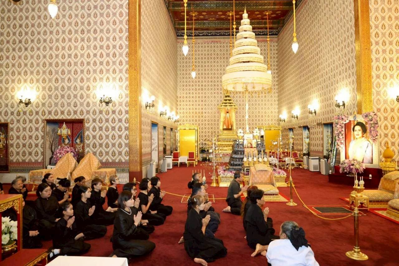 ร่วมกราบถวายบังคมพระบรมศพ สมเด็จพระนางเจ้าสิริกิติ์ พระบรมราชินีนาถ พระบรมราชชนนีพันปีหลวง — ภาพที่ 4 จาก 5