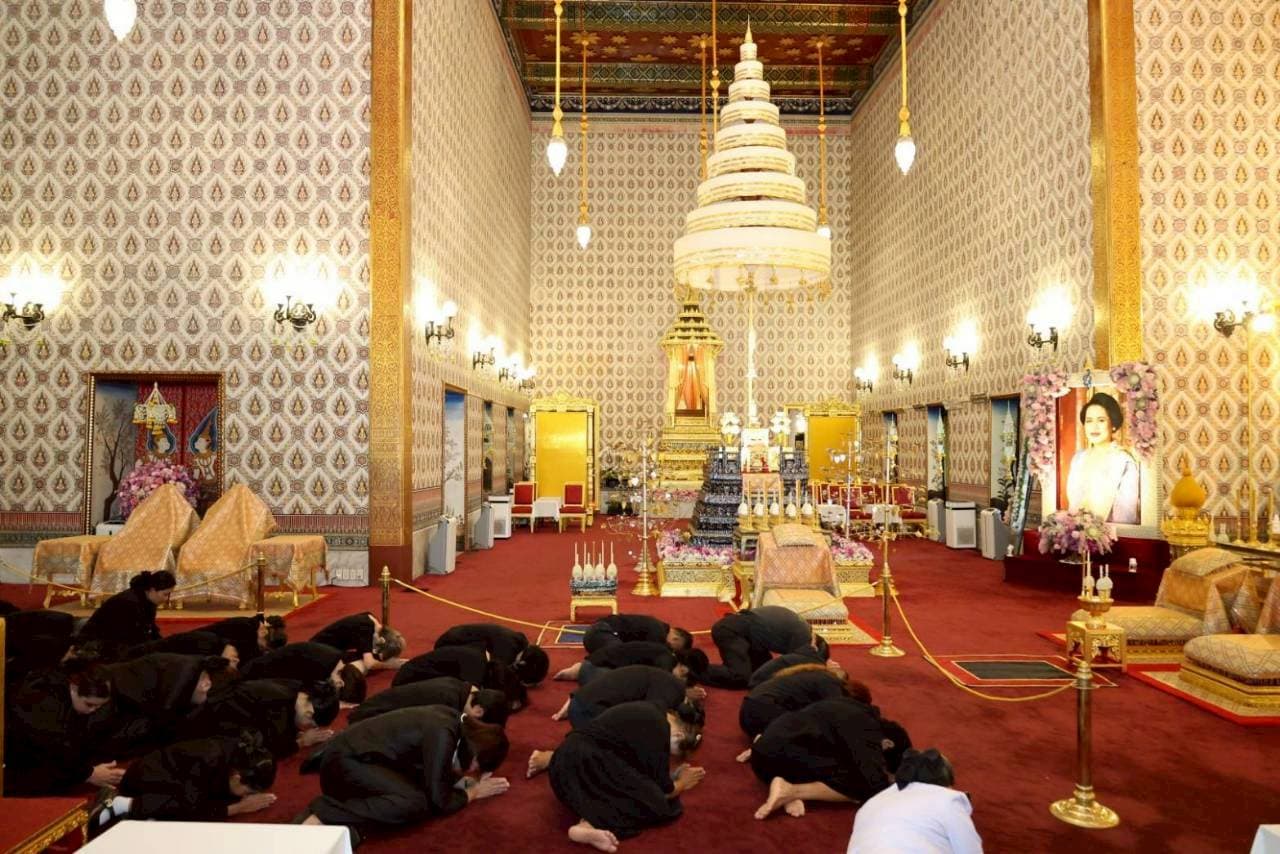 ร่วมกราบถวายบังคมพระบรมศพ สมเด็จพระนางเจ้าสิริกิติ์ พระบรมราชินีนาถ พระบรมราชชนนีพันปีหลวง — ภาพที่ 5 จาก 5